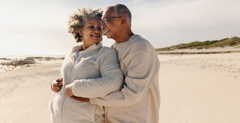 Wall Mural - Mature romance at the beach