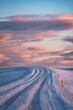 Classico paesaggio invernale delle strade Islandesi del nord.
