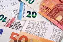 Tickets De Caisse Avec Des Billets De Banque En Euros