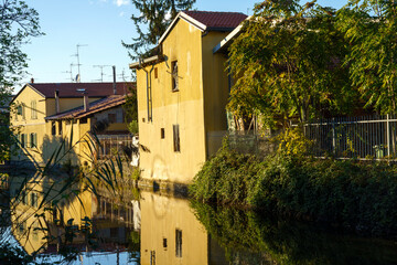 Fototapete - Old buildings along the Martesana canal at Milan