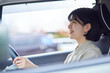 車の運転をする若い日本人女性