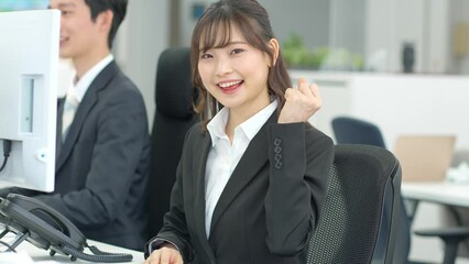 Poster - ガッツポーズをする若い日本人女性