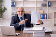 © Elnur - Old male employee working in the office
