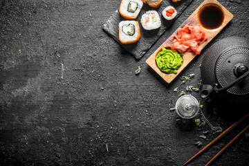 Canvas Print - Pieces of delicious Japanese sushi rolls with green tea and sauces.