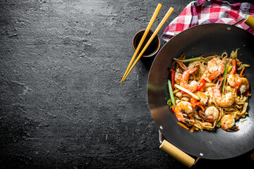 Canvas Print - Delicious Chinese wok Udon noodles with fresh vegetables, sauce and shrimp.