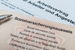 Sozialversicherungsausweis und Arbeitsvertrag in Deutschland