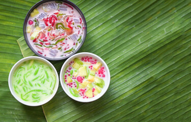 Wall Mural - Thai dessert - Thai rice flour pandan leaf cantaloupe jelly mixed fruit with coconut milk and syrup sweets dessert on bowl, Asian food