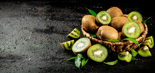 Poster - Fresh kiwi with leaves in a basket. 