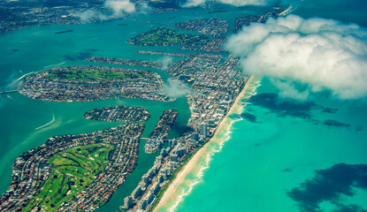 Canvas Print - Amazing aerial view of Miami Beach skyline and coastline from a departing airplane