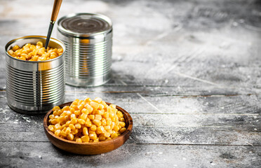 Canvas Print - Canned corn on a wooden plate. 