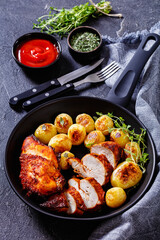 Canvas Print - grilled chicken breasts with browned new potatoes