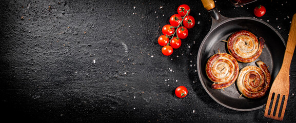 Canvas Print - Delicious grilled sausages in a frying pan with fresh tomatoes. 