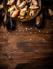 Canvas Print - Pickled mussels in a glass bowl. 