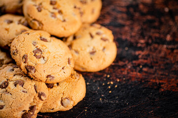 Canvas Print - Cookies with pieces of milk chocolate on the table. 