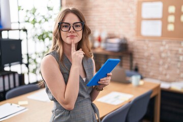 Poster - Caucasian woman working at the office wearing glasses thinking concentrated about doubt with finger on chin and looking up wondering