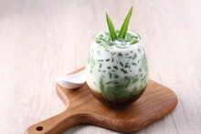 Cendol Is An Iced Sweet Dessert That Contains Droplets Of Green Rice Flour Jelly, Coconut Milk And Palm Sugar Syrup. It Is Commonly Found In Indonesia, Malaysia, Brunei, Cambodia, And Singapore