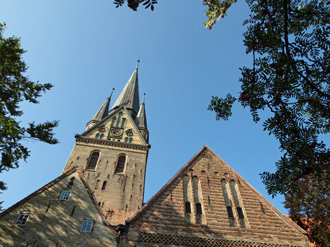 blick auf die fassade der nikolaikirche in flensburg aus einer ungewöhnlichen perspektive, deutschla