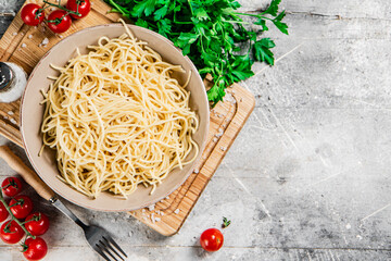 Canvas Print - Boiled spaghetti in a plate with parsley. 