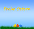 Frohe Ostern Himmel blau bunte Eier im grünen Gras