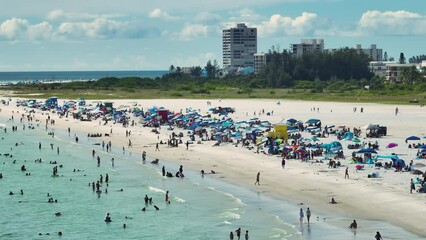 Canvas Print - View from above of Siesta Key beach with white sands full of tourists in Sarasota, USA. Many people enjoing vacation time swimming in Mexica gulf water and relaxing on warm Florida sun