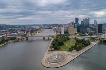 Canvas Print - Point State Park and Fountain in Pittsburgh, Pennsylvania. Fort Pitt Bridge and Cityscape in Background.