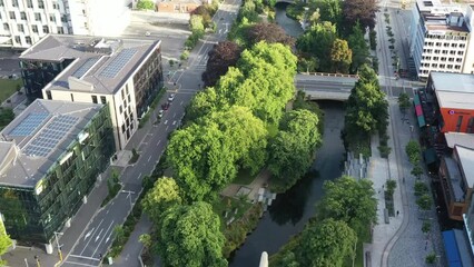 Wall Mural - Avon river and green park through Christchurch city downtown – aerial 4k.
