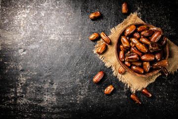 Canvas Print - Full wooden plate with dates on the table. 