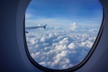 실내에서 바라본 비행기 창밖 날개가 보이는 구름 위 풍경