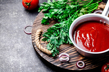 Sticker - Tomato sauce with parsley and onion rings on the tray. 