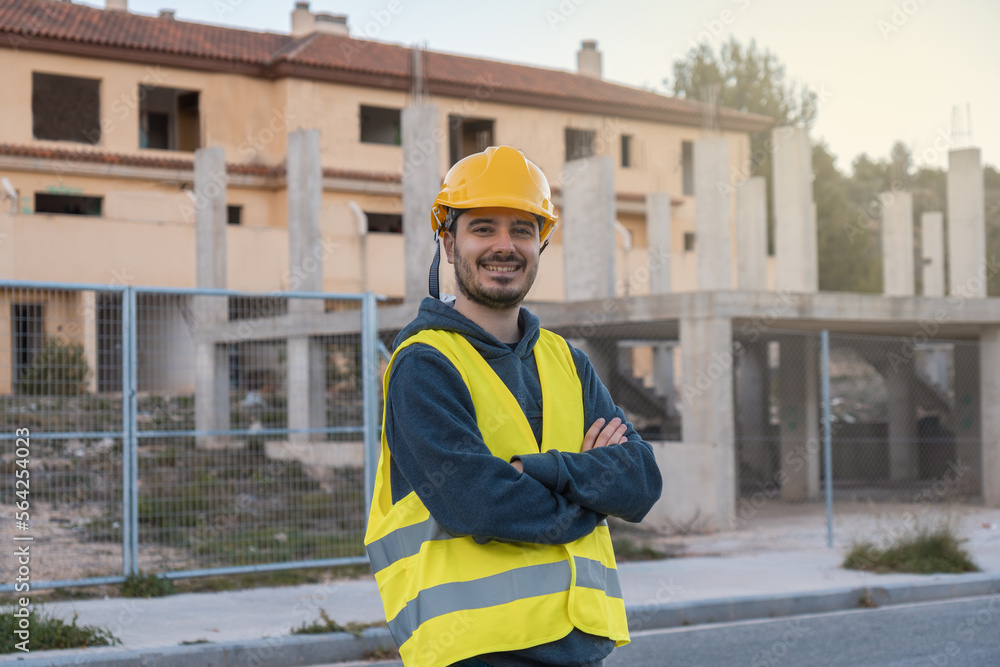 Foto de Stock Retrato de albañil con expresión de felicidad, con la ...