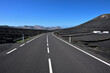 Eine Straße führt durch die Weinbauregion von Lanzarote La Geria, und führt in Richtung  einer kette von erloschenen Vulkanen