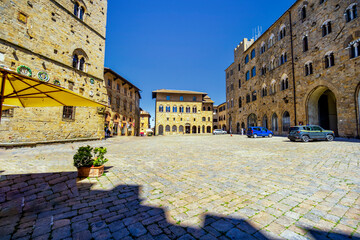 Sticker - Sommer auf der Piazza dei Priori in Volterra, Toskana