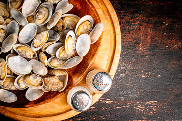 Poster - A wooden plate full of fresh vongole. 