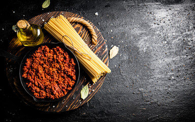 Poster - Bolognese sauce on a wooden tray. 