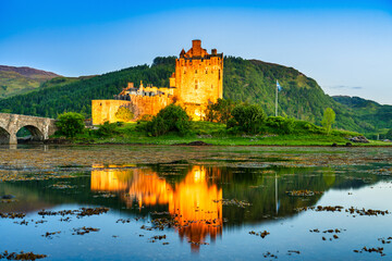 Wall Mural - Eilean Donan Castle at dusk in Scotland