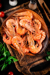 Poster - Boiled shrimp on a plate with tomatoes and parsley. 