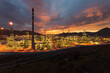 Beleuchtete Raffinerie bei Sonnenuntergang