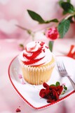 Fototapeta Kawa jest smaczna - Valentines swirl cupcake with red white frosting and roses | valentines day dessert background, selective focus