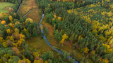 Fototapeta Kuchnia - Jesienny mazurski las, widok z drona na jesienny las z zakolem rzeki, jesień na mazurach