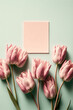 Rosa Tulpen auf grünem Hintergrund mit Textfreiraum, Muttertag, Valentinstag