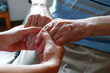 canvas print picture - Hände älterer Menschen in der Pflege im Altenheim