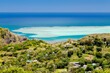 Panorama depuis un point haut, d'un lagon turquoise et d'une passe sur une île tropicale. Les bleus des mers du sud, Rodrigues