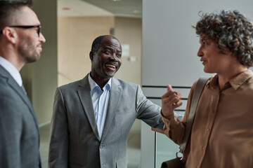 Aufkleber - Happy mature African American boss or director of business company lauding one of subordinates during conversation at meeting