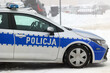 Radiowóz policji polskiej w górach na śniegu i we mgle. Policja zimą. 