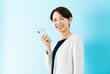 © aijiro - スマートフォンを使う若い女性　ビジネスイメージ