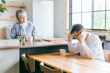 Poster - 家でスマホで電話しながら困る高齢者男性(故障・修理・詐欺・悩む)