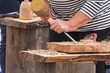 Eine Frau bearbeitet Holz