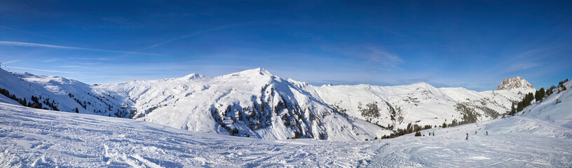 Schönes Winterpanorama im Skigebiet Wildkogel bei Bramberg in Österreich.