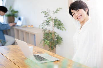 Poster - オフィスやカフェでパソコンの仕事をしながらストレッチする女性