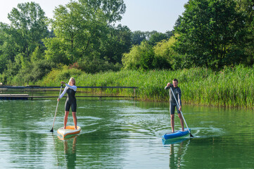 Sticker - Gemeinsam unterwegs auf den See beim Stand Up Paddling in idyllischer Landschaft 